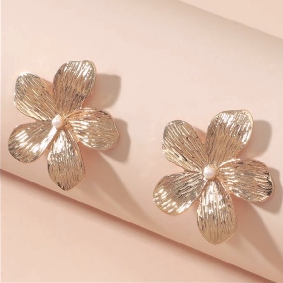 Last pair! Price firm!🆕 Floral gold statement Pearl stud earrings - Picture 3 of 4